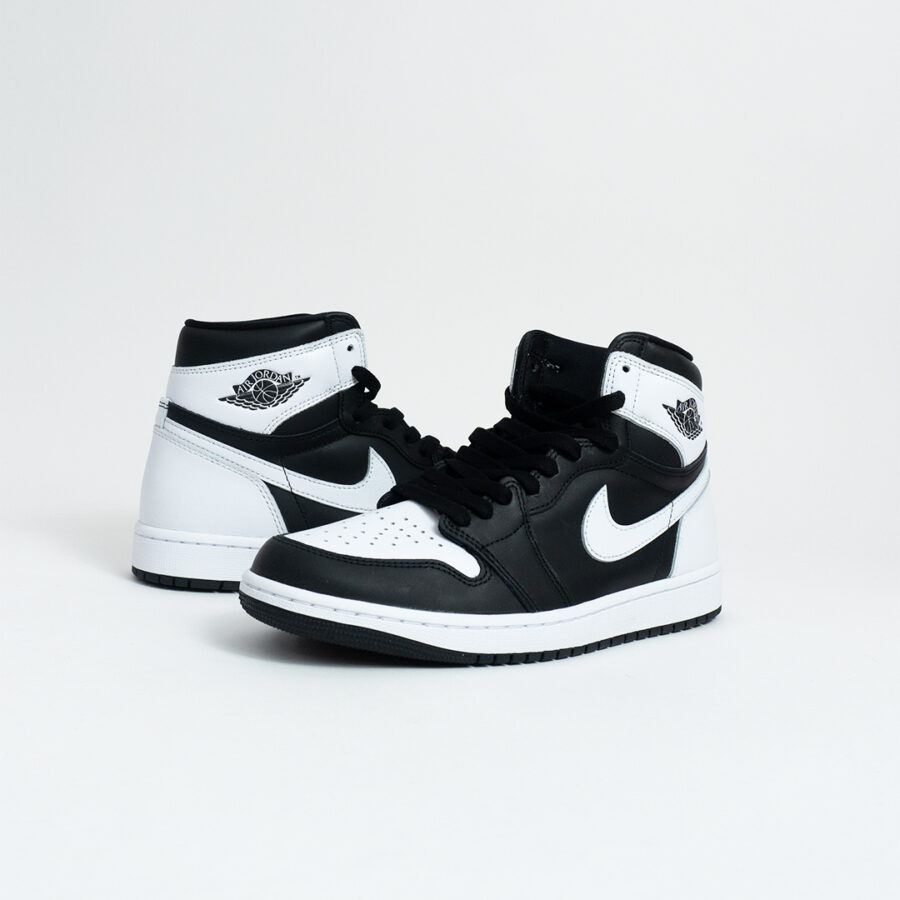 JORDAN 1 HIGH BLACK AND WHITE