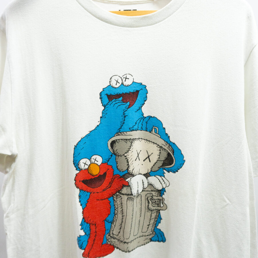 KAWS X  SESAME STREET TRASH TEE ( L )