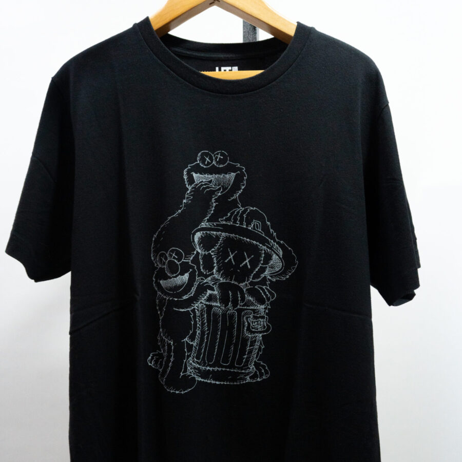 KAWS X  SESAME STREET TRASH TEE ( L )