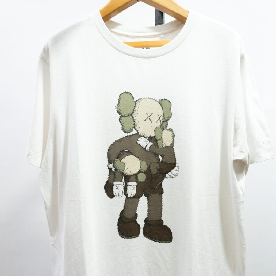 KAWS X  UNIQLO CLEEN SLATE  TEE ( L )