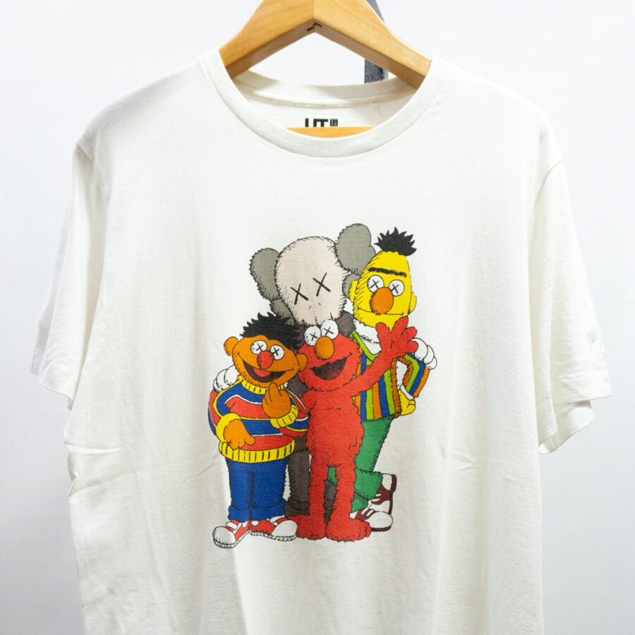 KAWS X  SESAME STREET GROUP TEE ( M )