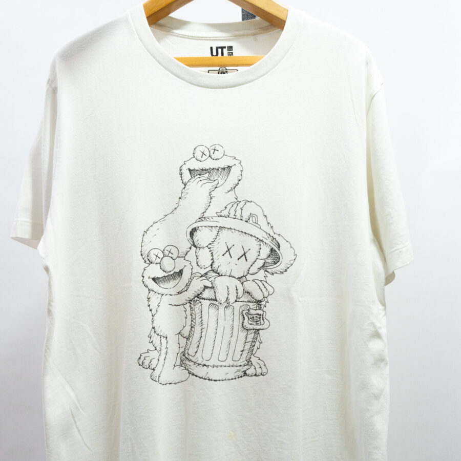 KAWS X  SESAME STREET TRASH TEE ( L )