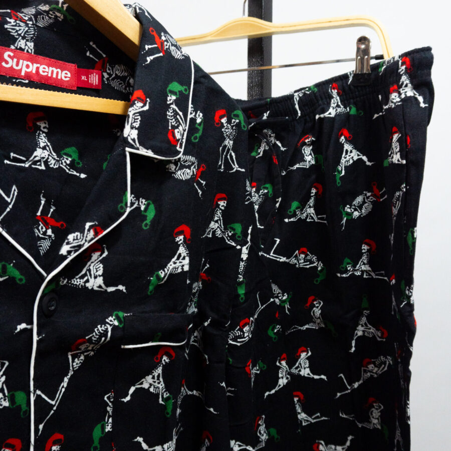 SUPREME HOLIDAY PAJAMA SET BLACK
